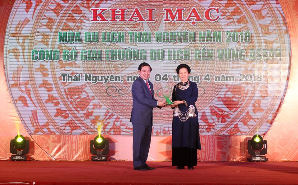 Phó Tổng cục trưởng Tổng cục Du lịch Hà Văn Siêu tặng Giải thưởng Du lịch bền vững ASEAN dành cho Khu bảo tồn Làng nhà sàn dân tộc sinh thái Thái Hải